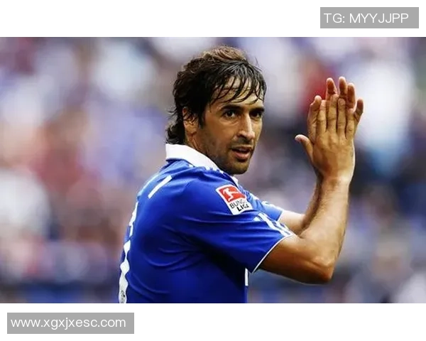 当足球俱乐部球星驾车出行时展现出的速度激情与生活瞬间 当足球俱乐部球星驾车出行时展现出的速度激情与生活瞬间